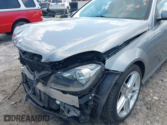 2013 Mercedes-Benz C 250 с VIN WDDGJ4HB3DF944912, выставлен на аукционе IAAI как лот 42411650 с пробегом 91 362 миль миль и . История ставок и продаж доступна на DreamBid. Изображение 17.