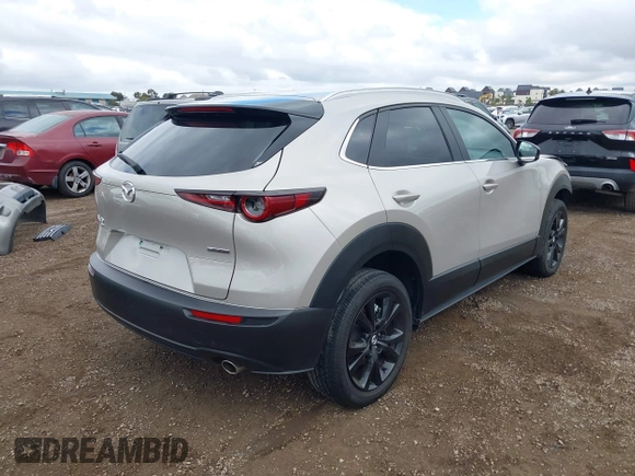 2024 Mazda CX-30 S Select Sport z VIN 3MVDMBBM3RM664352, wystawiony jako IAAI lot #42190340 z przebiegiem 10 068 mil mil oraz . Historia ofert i sprzedaży dostępna na DreamBid. Obrazek 4.