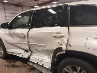 2015 Toyota Highlander XLE z VIN 5TDJKRFH9FS115122, wystawiony jako IAAI lot #41925336 z przebiegiem 159 518 mil mil oraz . Historia ofert i sprzedaży dostępna na DreamBid. Obrazek 6.