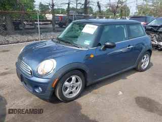 2010 MINI Hardtop z VIN WMWMF3C57ATZ61622, wystawiony jako IAAI lot #42467602 z przebiegiem 94 937 mil mil oraz . Historia ofert i sprzedaży dostępna na DreamBid. Obrazek 2.