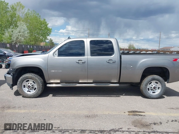2012 GMC Sierra 2500HD SLT z VIN 1GT121C81CF186445, wystawiony jako IAAI lot #42170069 z przebiegiem 133 098 mil mil oraz . Historia ofert i sprzedaży dostępna na DreamBid. Obrazek 14.