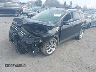 2013 Ford Escape Titanium z VIN 1FMCU0J90DUB32703, wystawiony jako IAAI lot #41714424 z przebiegiem 127 639 mil mil oraz . Historia ofert i sprzedaży dostępna na DreamBid. Obrazek 2.