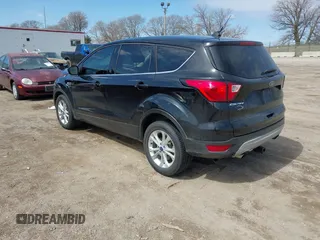 2019 Ford Escape SE z VIN 1FMCU9GDXKUB78598, wystawiony jako IAAI lot #41930913 z przebiegiem 111 284 mil mil oraz . Historia ofert i sprzedaży dostępna na DreamBid. Obrazek 3.