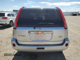 2005 Nissan X-Trail XE z VIN JN8BT08V55W106274, wystawiony jako Copart lot #46889255 z przebiegiem 254 198 mil mil oraz Nie do naprawy. Historia ofert i sprzedaży dostępna na DreamBid. Obrazek 6.
