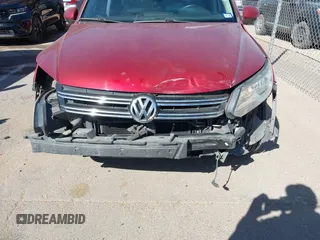 2013 Volkswagen Tiguan SE z VIN WVGBV7AX2DW006816, wystawiony jako IAAI lot #41702820 z przebiegiem 129 757 mil mil oraz . Historia ofert i sprzedaży dostępna na DreamBid. Obrazek 6.
