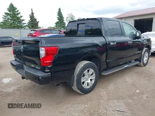 2017 Nissan Titan Platinum Reserve z VIN 1N6AA1E56HN522395, wystawiony jako IAAI lot #42333517 z przebiegiem 111 679 mil mil oraz . Historia ofert i sprzedaży dostępna na DreamBid. Obrazek 4.