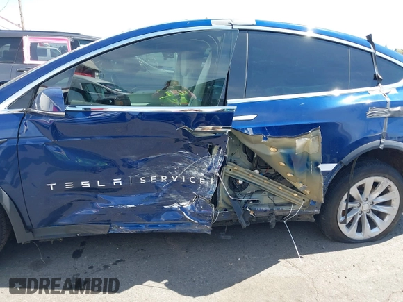 2017 Tesla Model X 90D z VIN 5YJXCDE23HF077126, wystawiony jako IAAI lot #42035067 z przebiegiem Nie podano mil oraz . Historia ofert i sprzedaży dostępna na DreamBid. Obrazek 6.