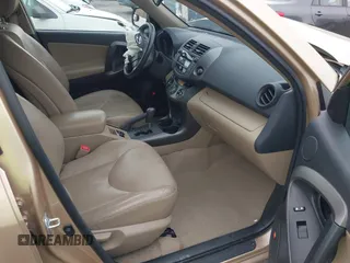 2010 Toyota RAV4 Limited z VIN 2T3DK4DV8AW032197, wystawiony jako IAAI lot #41489226 z przebiegiem 93 490 mil mil oraz . Historia ofert i sprzedaży dostępna na DreamBid. Obrazek 5.