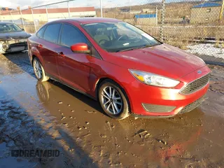 2018 Ford Focus SE z VIN 1FADP3F21JL310056, wystawiony jako IAAI lot #41457543 z przebiegiem 125 032 mil mil oraz . Historia ofert i sprzedaży dostępna na DreamBid. Obrazek 1.