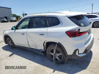 2023 BMW X1 xDrive28i z VIN WBX73EF02P5X44791, wystawiony jako Copart lot #57579055 z przebiegiem 22 182 mil mil oraz Szkoda całkowita • Salvage title. Historia ofert i sprzedaży dostępna na DreamBid. Obrazek 2.