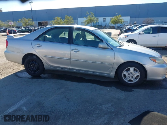 2002 Toyota Camry XLE z VIN 4T1BF30K82U506516, wystawiony jako IAAI lot #41278261 z przebiegiem 211 049 mil mil oraz . Historia ofert i sprzedaży dostępna na DreamBid. Obrazek 13.