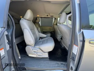 2015 Toyota Sienna Limited z VIN 5TDDK3DC8FS124511, wystawiony jako Copart lot #62570905 z przebiegiem 188 920 mil mil oraz Czysty tytuł • Clean title. Historia ofert i sprzedaży dostępna na DreamBid. Obrazek 6.