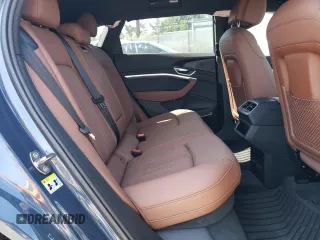 2024 Audi Q8 e-tron Premium Plus z VIN WA15AAGE7RB016864, wystawiony jako Copart lot #56564354 z przebiegiem 11 541 mil mil oraz Szkody całkowita. Historia ofert i sprzedaży dostępna na DreamBid. Obrazek 11.