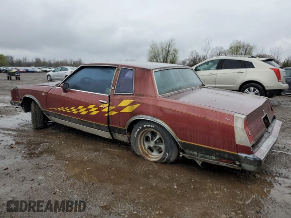 1981 Chevrolet Monte Carlo z VIN 1G1AZ37K7BB423127, wystawiony jako Copart lot #51288275 z przebiegiem 86 962 mil mil oraz Tytuł czysty. Historia ofert i sprzedaży dostępna na DreamBid. Obrazek 2.