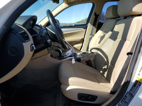 2014 BMW X1 xDrive28i with VIN WBAVL1C55EVY10533, listed as a Copart auction lot 49044025 with 157,004 mi miles and Salvage Title. Bid and sale history available at carsss.com. Image 7.