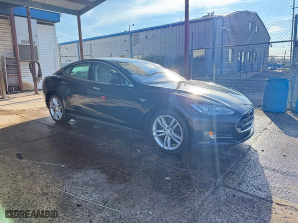 2013 Tesla Model S with VIN 5YJSA1BC5DFP10893, listed as a Copart auction lot 72544224 with 81,931 mi miles and Clean Title. Bid and sale history available at carsss.com. Image 2.