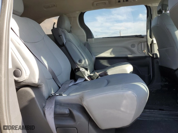 2024 Toyota Sienna XLE with VIN 5TDYRKEC3RS193861, listed as a Copart auction lot 50243375 with 18,630 mi miles and Salvage Title. Bid and sale history available at carsss.com. Image 11.