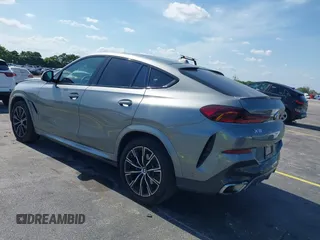 2025 BMW X6 xDrive40i z VIN 5UX33EX04S9X20728, wystawiony jako IAAI lot #42192580 z przebiegiem 22 906 mil mil oraz . Historia ofert i sprzedaży dostępna na DreamBid. Obrazek 3.