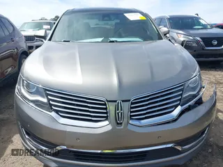 2016 Lincoln MKX Reserve z VIN 2LMTJ6LR7GBL60933, wystawiony jako IAAI lot #41825883 z przebiegiem 148 855 mil mil oraz . Historia ofert i sprzedaży dostępna na DreamBid. Obrazek 12.