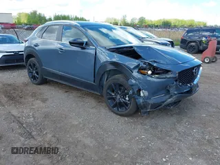 2024 Mazda CX-30 S Carbon Edition z VIN 3MVDMBCM3RM664365, wystawiony jako IAAI lot #42274977 z przebiegiem 30 781 mil mil oraz . Historia ofert i sprzedaży dostępna na DreamBid. Obrazek 1.