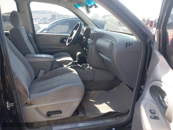 2005 Chevrolet TrailBlazer LS with VIN 1GNDS13S052317178, listed as a IAAI auction lot 41982388 with 202,218 mi miles. Bid and sale history available at carsss.com. Image 5.