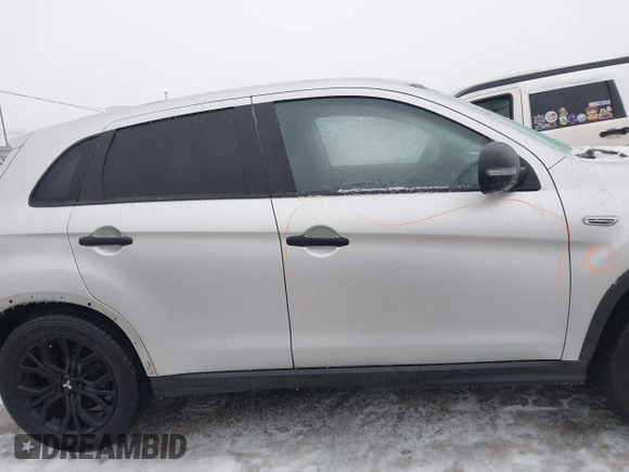 2019 Mitsubishi Outlander ES z VIN JA4AR3AU6KU022815, wystawiony jako IAAI lot #41511268 z przebiegiem 59 781 mil mil oraz . Historia ofert i sprzedaży dostępna na DreamBid. Obrazek 13.