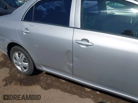 2009 Toyota Corolla z VIN JTDBL40E099033012, wystawiony jako IAAI lot #42565753 z przebiegiem 188 314 mil mil oraz . Historia ofert i sprzedaży dostępna na DreamBid. Obrazek 6.