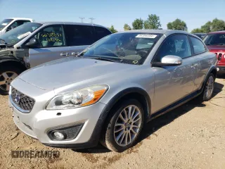 2012 Volvo C30 z VIN YV1672MK7C2281133, wystawiony jako Copart lot #66388394 z przebiegiem 98 504 mil mil oraz Szkody całkowita. Historia ofert i sprzedaży dostępna na DreamBid. Obrazek 1.