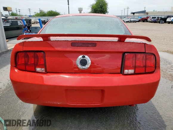2005 Ford Mustang Deluxe z VIN 1ZVFT80N955154676, wystawiony jako Copart lot #61267825 z przebiegiem 191 439 mil mil oraz Czysty tytuł • Clean title. Historia ofert i sprzedaży dostępna na DreamBid. Obrazek 6.