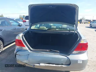 2005 Toyota Camry LE z VIN 4T1BE30K65U592500, wystawiony jako IAAI lot #42373718 z przebiegiem 189 054 mil mil oraz . Historia ofert i sprzedaży dostępna na DreamBid. Obrazek 16.