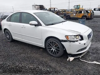 2011 Volvo S40 with VIN YV1672MS0B2537255, listed as a IAAI auction lot 41499451 with 108,281 mi miles. Bid and sale history available at carsss.com. Image 1.