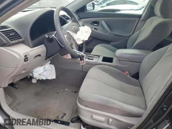 2008 Toyota Camry LE z VIN 4T4BE46K58R034841, wystawiony jako Copart lot #42176215 z przebiegiem Nie podano mil oraz Nie do naprawy • Non repairable. Historia ofert i sprzedaży dostępna na DreamBid. Obrazek 7.