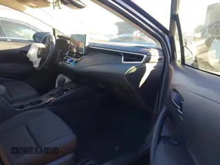 2023 Toyota Corolla LE z VIN 5YFB4MDEXPP028284, wystawiony jako IAAI lot #41332462 z przebiegiem 19 565 mil mil oraz . Historia ofert i sprzedaży dostępna na DreamBid. Obrazek 5.