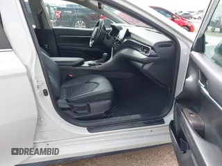 2023 Toyota Camry SE z VIN 4T1T11AK1PU159799, wystawiony jako IAAI lot #42517586 z przebiegiem 51 245 mil mil oraz . Historia ofert i sprzedaży dostępna na DreamBid. Obrazek 5.