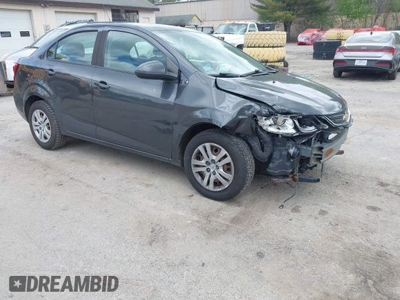 2017 Chevrolet Sonic LS z VIN 1G1JB5SH7H4127078, wystawiony jako IAAI lot #42130130 z przebiegiem 114 734 mil mil oraz . Historia ofert i sprzedaży dostępna na DreamBid. Obrazek 1.