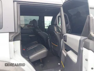 2022 Ford Bronco z VIN 1FMEE5DP3NLB31811, wystawiony jako IAAI lot #42303650 z przebiegiem 43 636 mil mil oraz . Historia ofert i sprzedaży dostępna na DreamBid. Obrazek 8.
