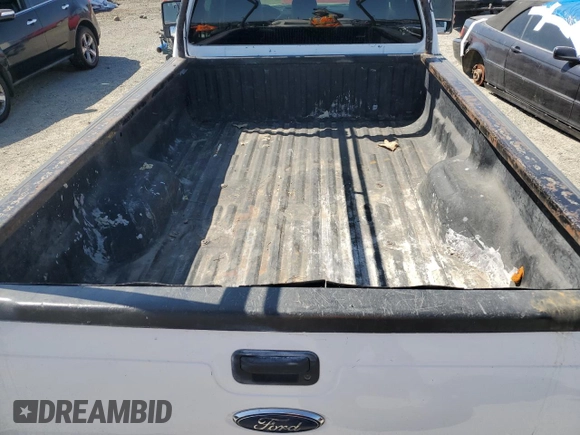 2014 Ford F-250 XL z VIN 1FTBF2A63EEA73881, wystawiony jako Copart lot #57694895 z przebiegiem 228 589 mil mil oraz Czysty tytuł • Clean title. Historia ofert i sprzedaży dostępna na DreamBid. Obrazek 10.