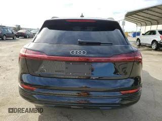 2024 Audi Q8 e-tron Prestige z VIN WA16ABGE0RB004226, wystawiony jako Copart lot #75537064 z przebiegiem 19 556 mil mil oraz Szkoda całkowita • Salvage title. Historia ofert i sprzedaży dostępna na DreamBid. Obrazek 6.