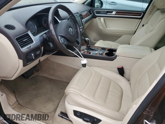 2012 Volkswagen Touareg Lux с VIN WVGEK9BPXCD012003, выставлен на аукционе Copart как лот 54910865 с пробегом 106 465 миль миль и Списание • Salvage title. История ставок и продаж доступна на DreamBid. Изображение 7.