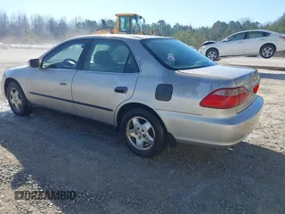 1998 Honda Accord LX z VIN 1HGCG1648WA069919, wystawiony jako IAAI lot #41685395 z przebiegiem 210 163 mil mil oraz . Historia ofert i sprzedaży dostępna na DreamBid. Obrazek 3.
