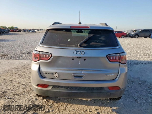2018 Jeep Compass Latitude z VIN 3C4NJDBB7JT401817, wystawiony jako Copart lot #52244815 z przebiegiem 94 858 mil mil oraz Szkody całkowita. Historia ofert i sprzedaży dostępna na DreamBid. Obrazek 6.