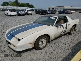 1987 Chevrolet Camaro z VIN 1G1FP21H6HL111063, wystawiony jako Copart lot #59387995 z przebiegiem 63 289 mil mil oraz Czysty tytuł • Clean title. Historia ofert i sprzedaży dostępna na DreamBid. Obrazek 1.