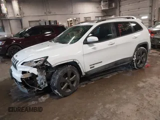 2017 Jeep Cherokee Latitude z VIN 1C4PJMCB5HW509073, wystawiony jako IAAI lot #41563435 z przebiegiem 108 737 mil mil oraz . Historia ofert i sprzedaży dostępna na DreamBid. Obrazek 2.