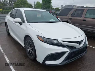 2023 Toyota Camry SE z VIN 4T1G11AK4PU738724, wystawiony jako IAAI lot #42123044 z przebiegiem 58 659 mil mil oraz . Historia ofert i sprzedaży dostępna na DreamBid. Obrazek 1.