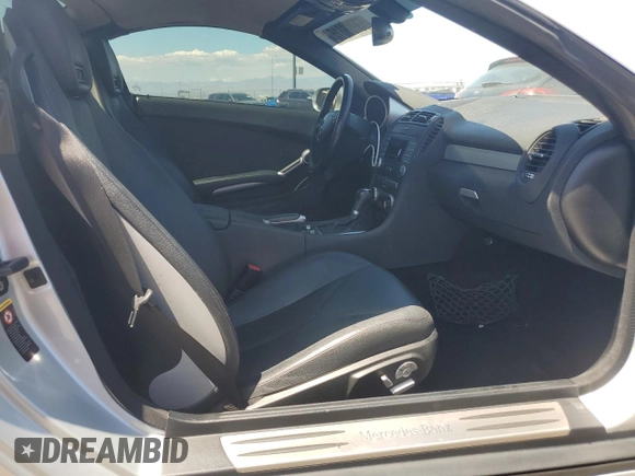 2005 Mercedes-Benz SLK 230/320 z VIN WDBWK56F35F022445, wystawiony jako Copart lot #53708015 z przebiegiem 130 264 mil mil oraz Szkoda całkowita • Salvage title. Historia ofert i sprzedaży dostępna na DreamBid. Obrazek 10.