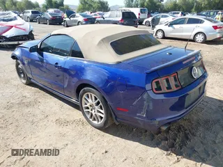2014 Ford Mustang V6 z VIN 1ZVBP8EM5E5315477, wystawiony jako IAAI lot #42222514 z przebiegiem 215 618 mil mil oraz . Historia ofert i sprzedaży dostępna na DreamBid. Obrazek 3.