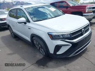 2022 Volkswagen Taos SE z VIN 3VVTX7B2XNM004014, wystawiony jako IAAI lot #42160054 z przebiegiem 20 303 mil mil oraz . Historia ofert i sprzedaży dostępna na DreamBid. Obrazek 1.