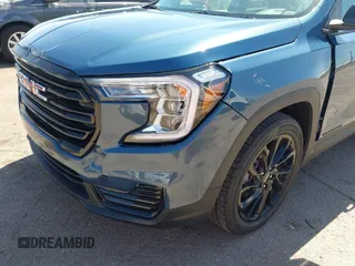 2024 GMC Terrain SLE z VIN 3GKALMEG5RL292662, wystawiony jako IAAI lot #42148356 z przebiegiem 12 939 mil mil oraz . Historia ofert i sprzedaży dostępna na DreamBid. Obrazek 6.