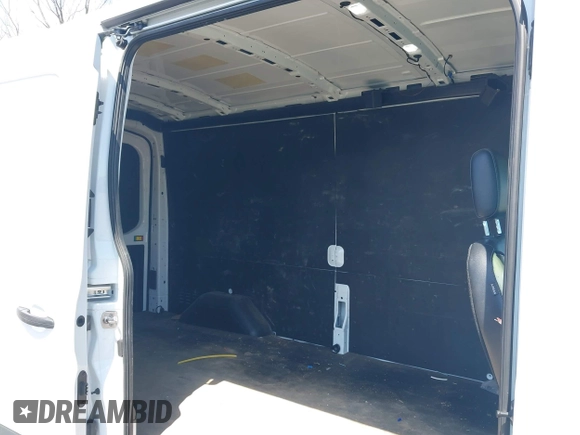 2024 Ford Transit Cargo z VIN 1FTBR1C84RKA39388, wystawiony jako IAAI lot #42069825 z przebiegiem 20 851 mil mil oraz . Historia ofert i sprzedaży dostępna na DreamBid. Obrazek 8.