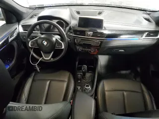 2020 BMW X1 xDrive28i z VIN WBXJG9C09L5P27471, wystawiony jako Copart lot #56573215 z przebiegiem 56 594 mil mil oraz Szkody całkowita. Historia ofert i sprzedaży dostępna na DreamBid. Obrazek 8.